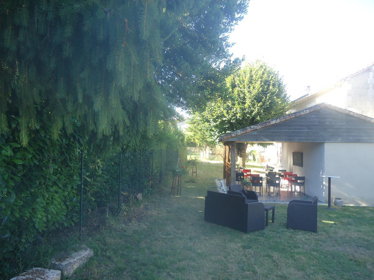 Logis Hotel Du Champ De Foire Saint-Aulaye-Puymangou エクステリア 写真