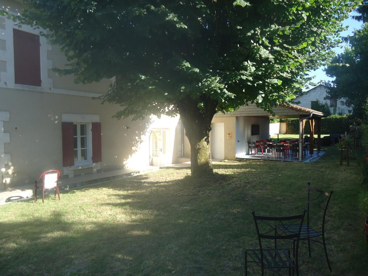 Logis Hotel Du Champ De Foire Saint-Aulaye-Puymangou エクステリア 写真