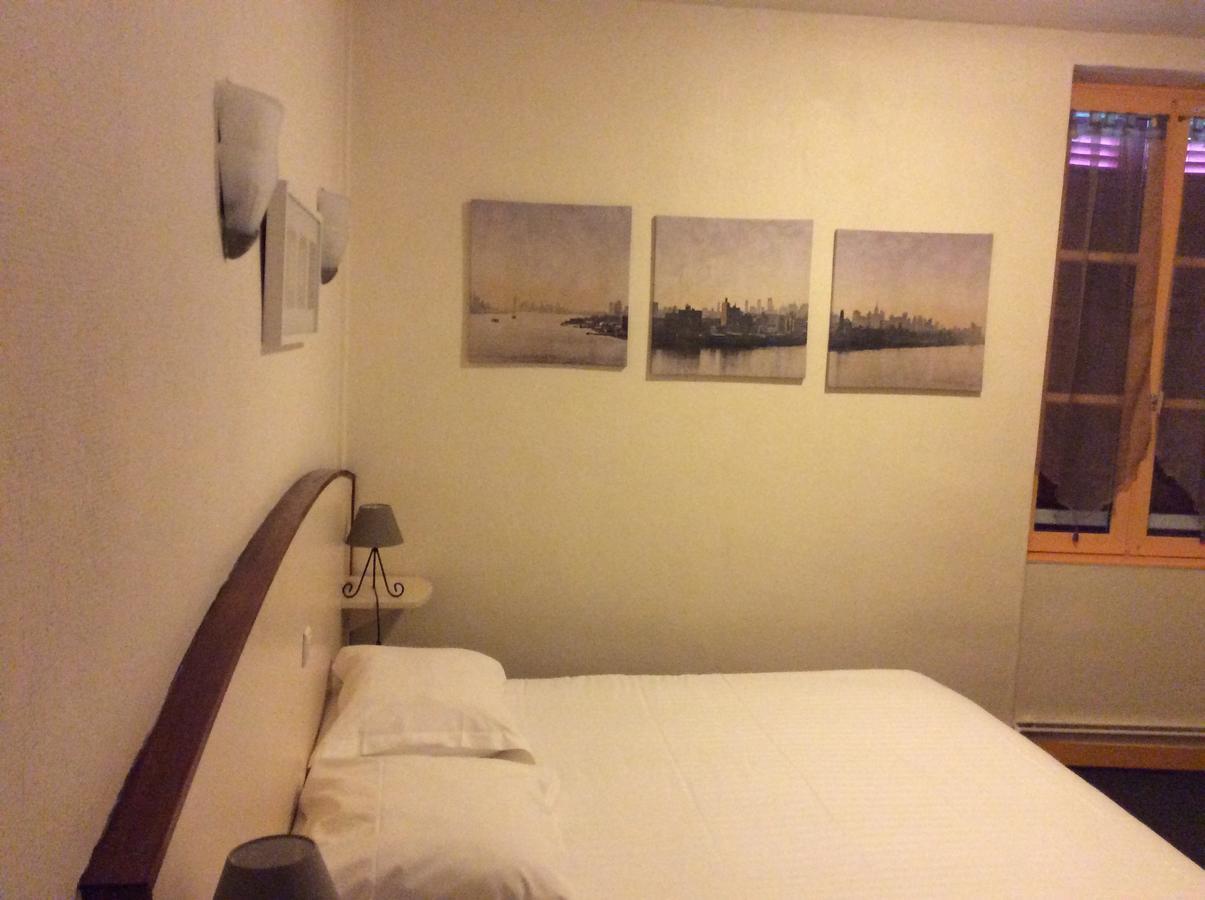 Logis Hotel Du Champ De Foire Saint-Aulaye-Puymangou エクステリア 写真