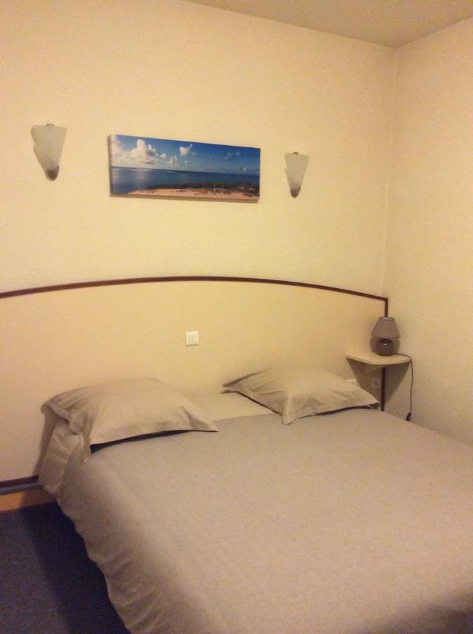 Logis Hotel Du Champ De Foire Saint-Aulaye-Puymangou エクステリア 写真