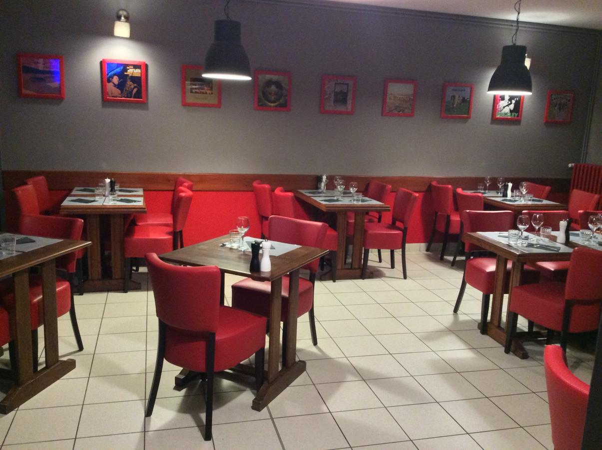 Logis Hotel Du Champ De Foire Saint-Aulaye-Puymangou エクステリア 写真