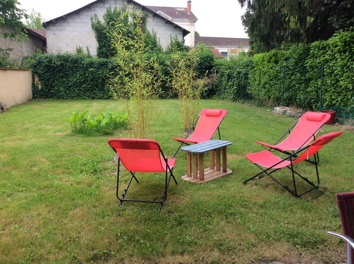 Logis Hotel Du Champ De Foire Saint-Aulaye-Puymangou エクステリア 写真
